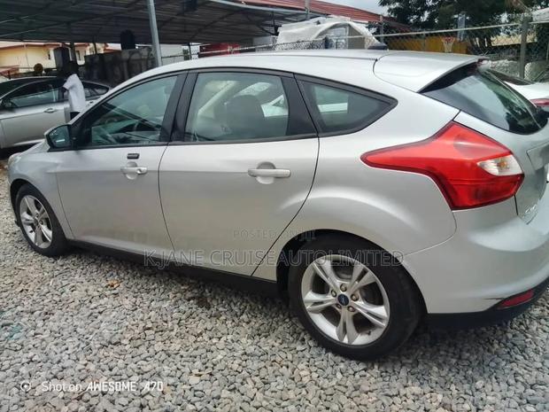 Ford Focus SE Hatchback FWD (2.0L 4cyl 6A) 2017 Silver