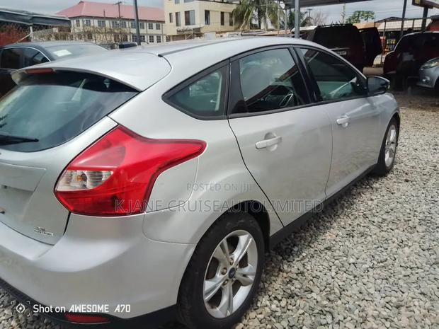 Ford Focus SE Hatchback FWD (2.0L 4cyl 6A) 2017 Silver