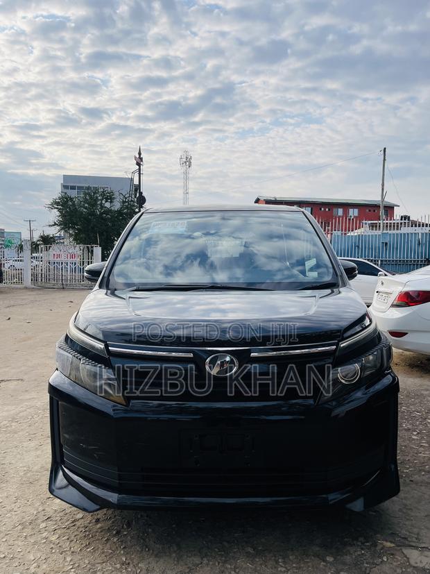 Toyota Voxy V 4WD 7-Seater 2014 Black