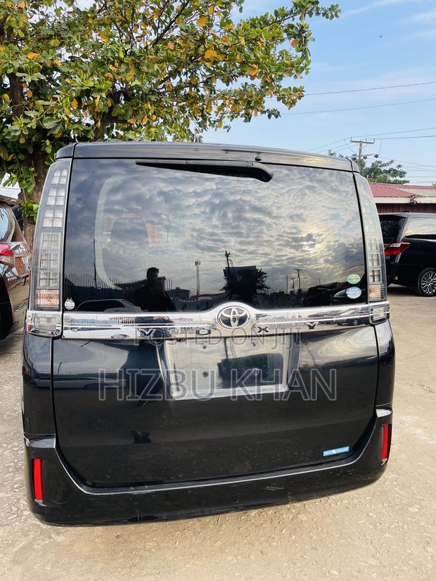 Toyota Voxy V 4WD 7-Seater 2014 Black