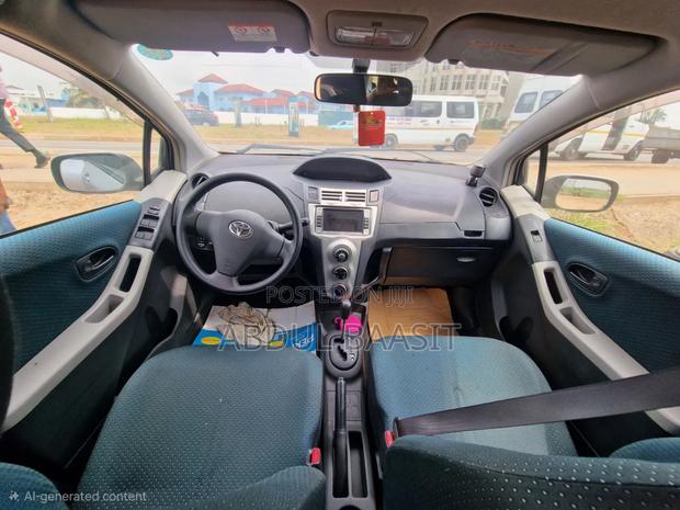 Toyota Vitz 2010 Silver