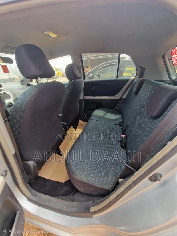 Toyota Vitz 2010 Silver