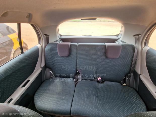 Toyota Vitz 2010 Silver