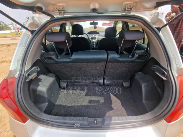 Toyota Vitz 2010 Silver