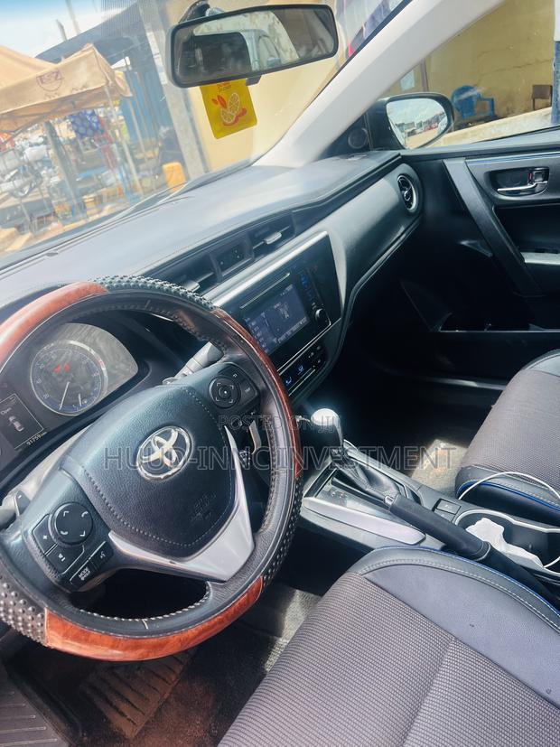 Toyota Corolla SE (1.8L 4cyl 6M) 2018 Blue