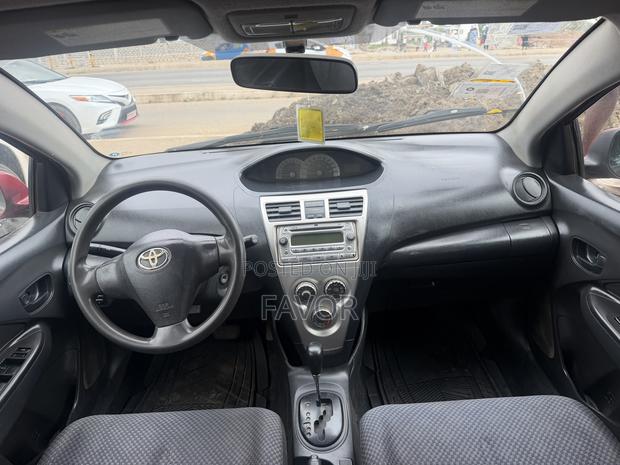Toyota Yaris Base Sedan 4dr 2010 Red