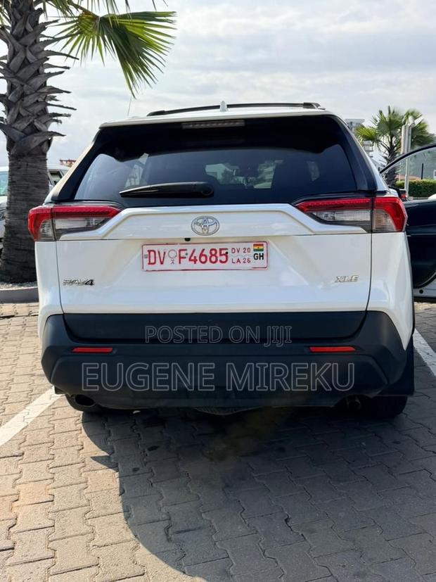Toyota RAV4 2021 White