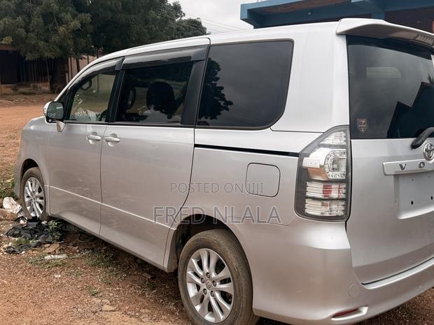 Toyota Voxy V 4WD 8-Seater 2010 Silver