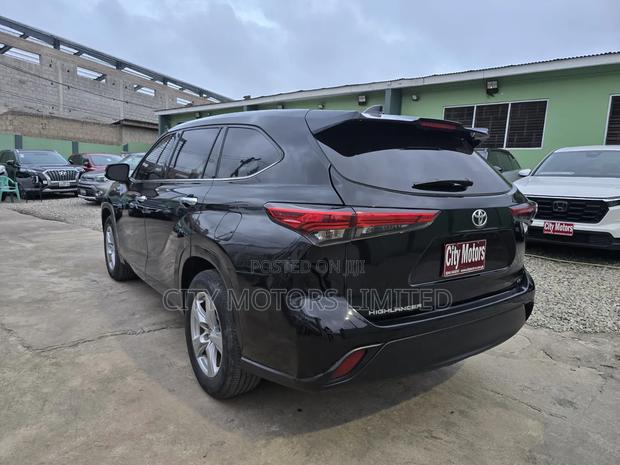Toyota Highlander LE 2021 Black