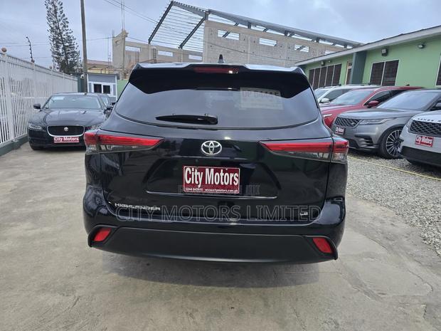 Toyota Highlander LE 2021 Black