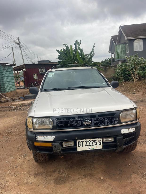 Nissan Pathfinder 1996 Gray