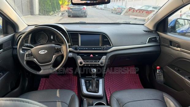 Hyundai Elantra Limited Sedan FWD (2.0L 4cyl 6A) 2017 Blue
