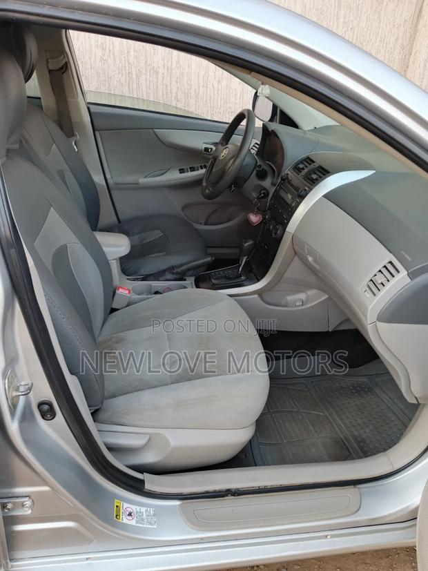 Toyota Corolla LE 4dr Sedan (1.8L 4cyl 4A) 2011 Silver