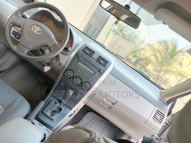 Toyota Corolla LE 4dr Sedan (1.8L 4cyl 4A) 2011 Silver