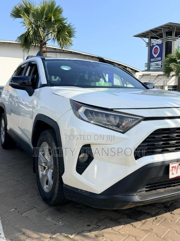 Toyota RAV4 XLE 2021 White