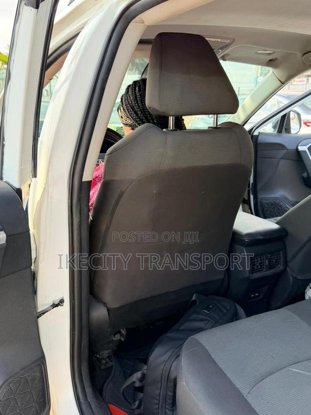 Toyota RAV4 XLE 2021 White