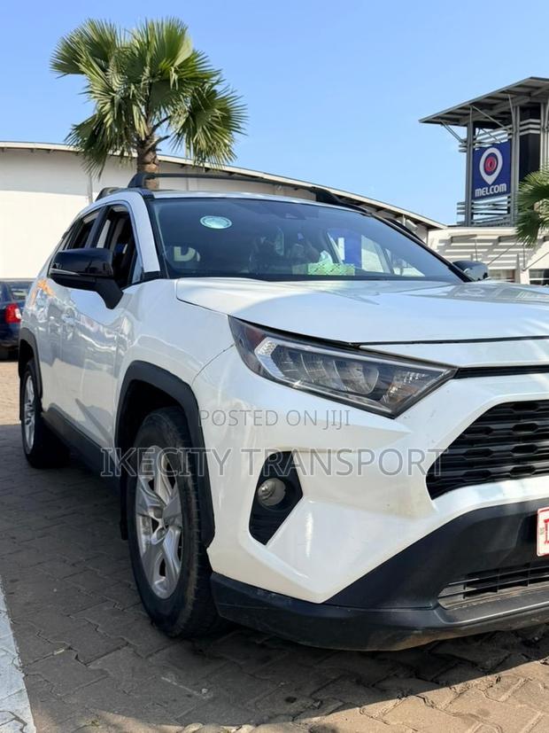Toyota RAV4 XLE 2021 White