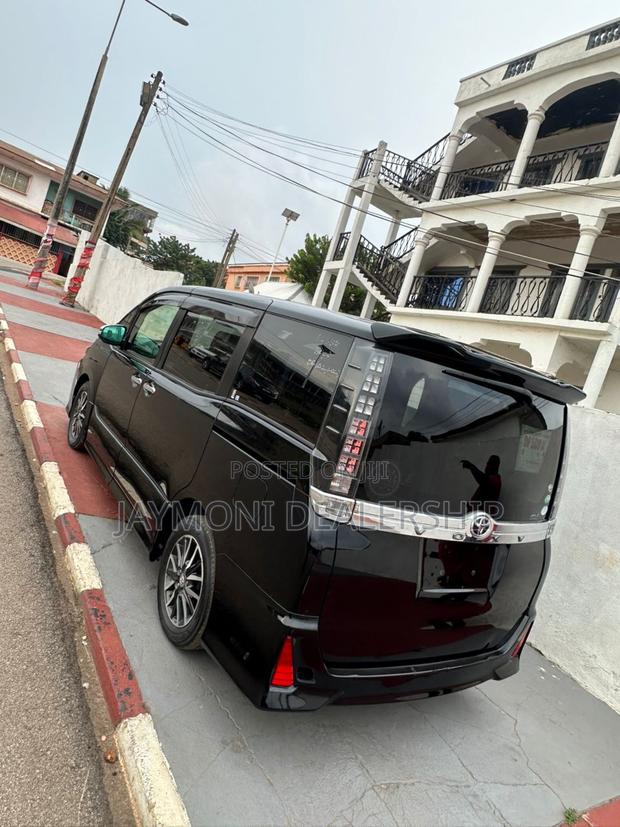 Toyota Voxy 2017 Black