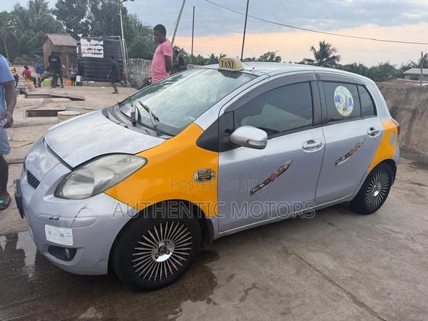 Toyota Vitz 1.0 FWD 3dr 2010 Silver