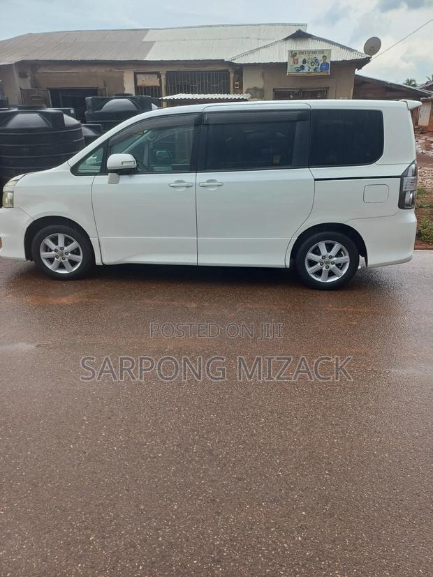 Toyota Voxy 2008 White