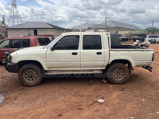 Toyota Hilux 1985 White