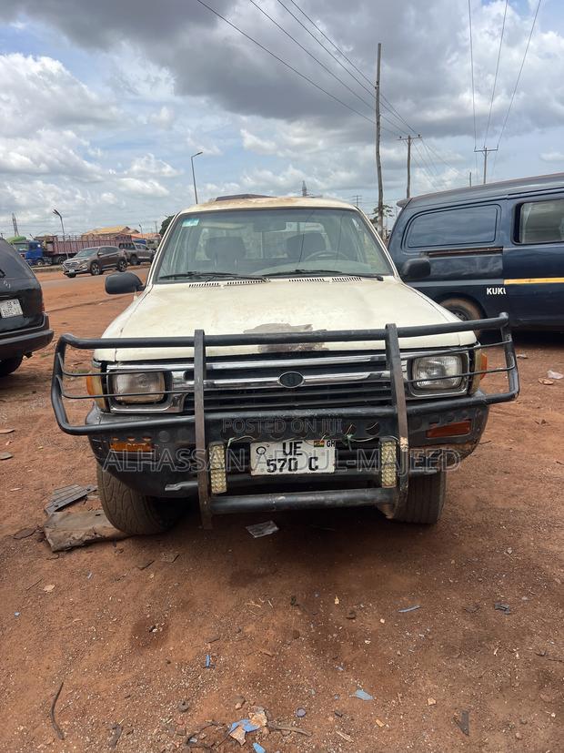 Toyota Hilux 1985 White