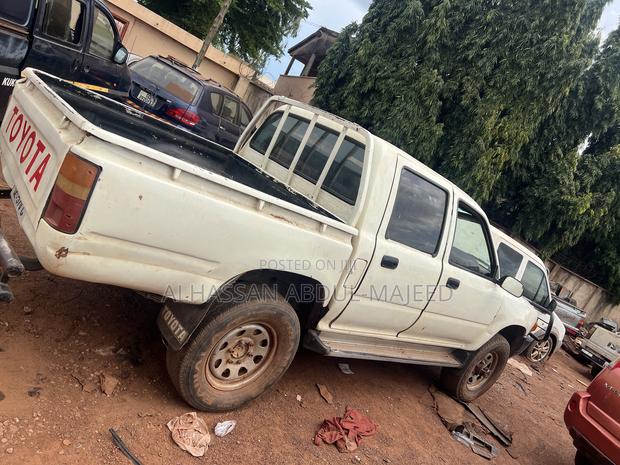 Toyota Hilux 1985 White
