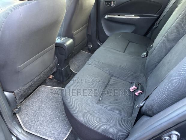 Toyota Yaris Base Sedan 4dr 2010 Gray