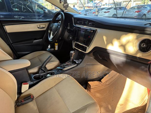 Toyota Corolla LE Eco (1.8L 4cyl 2A) 2019 Ivory