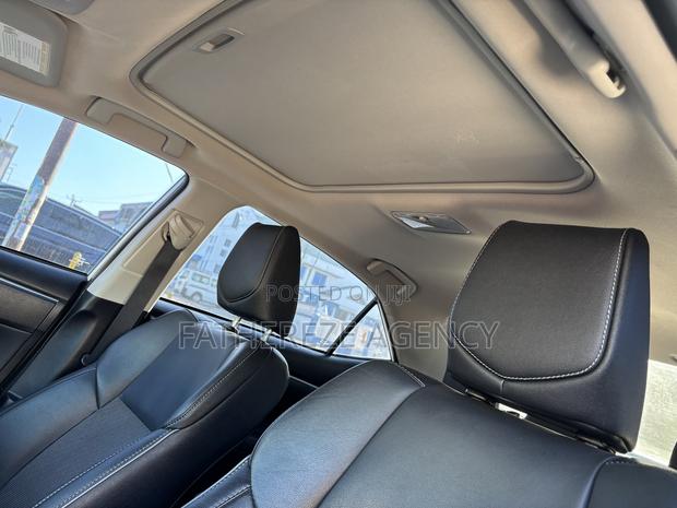 Toyota Corolla SE 4dr Sedan (1.8L 4cyl CVT) 2017 White