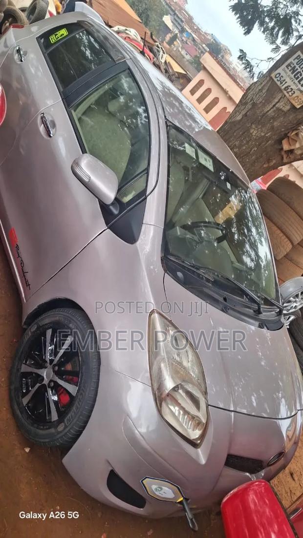 Toyota Vitz 2010 Silver