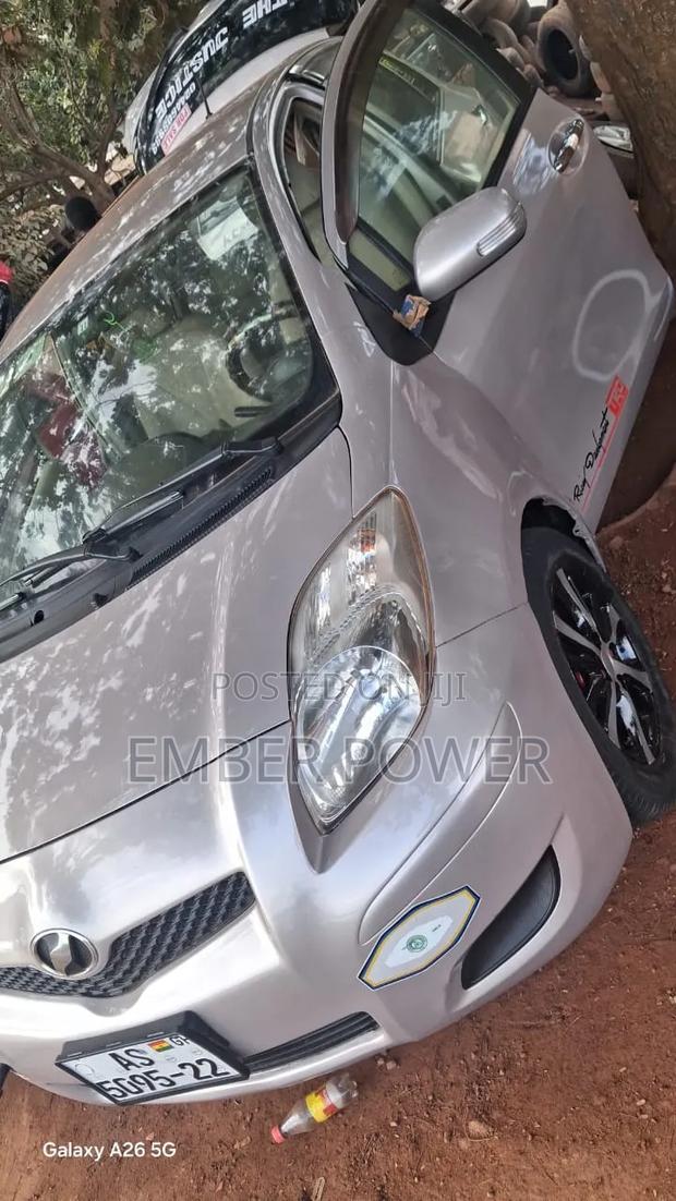 Toyota Vitz 2010 Silver