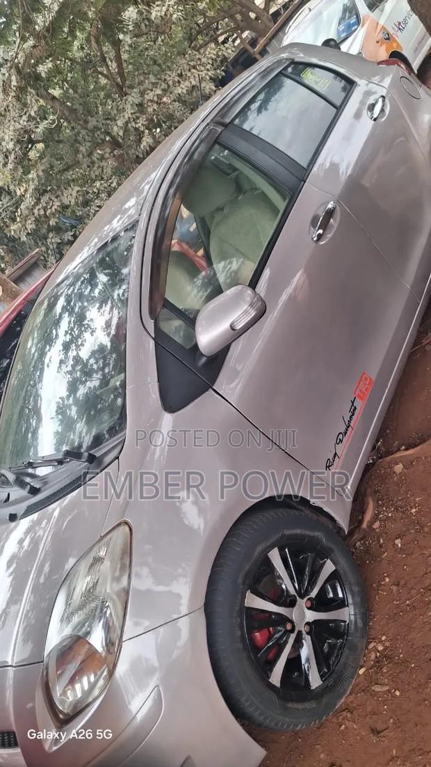 Toyota Vitz 2010 Silver