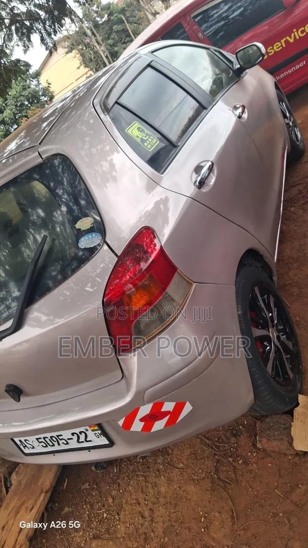 Toyota Vitz 2010 Silver