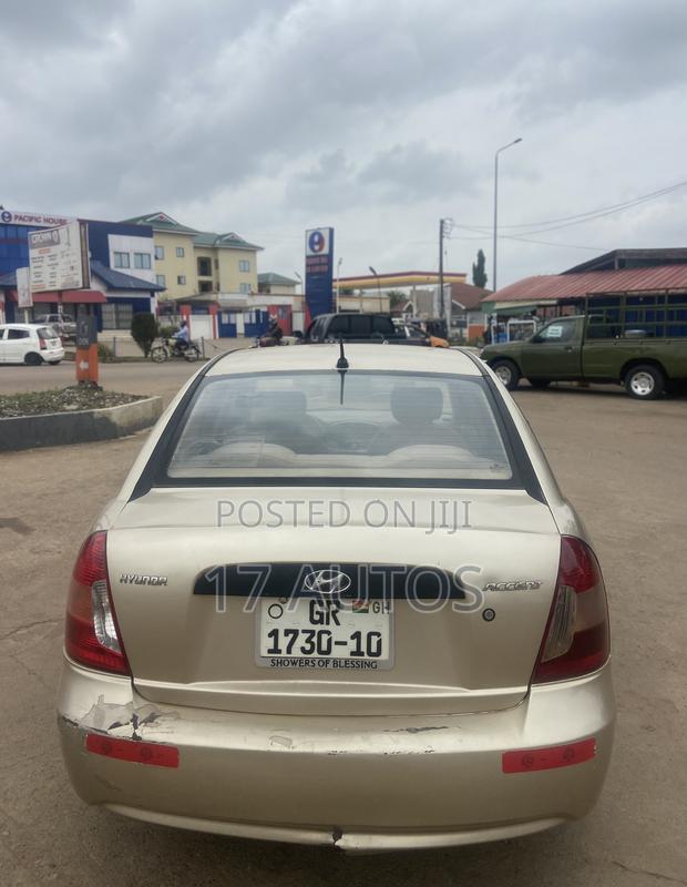 Hyundai Accent 2010 Gold