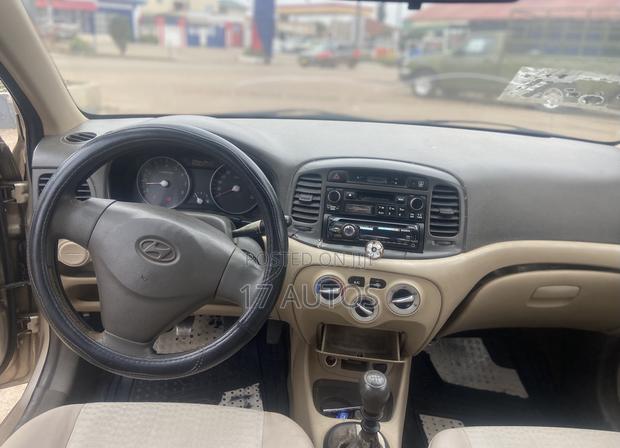 Hyundai Accent 2010 Gold