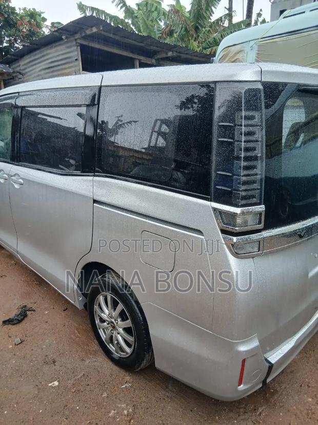 Toyota Voxy 2018 Silver