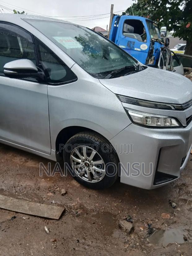 Toyota Voxy 2018 Silver