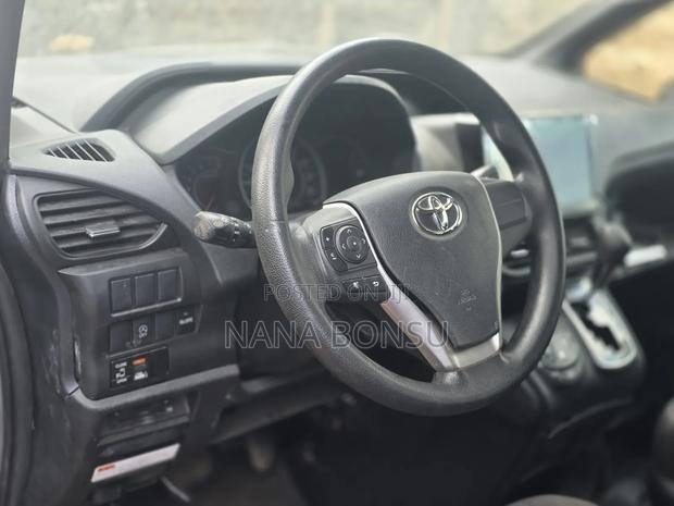 Toyota Voxy 2018 Silver