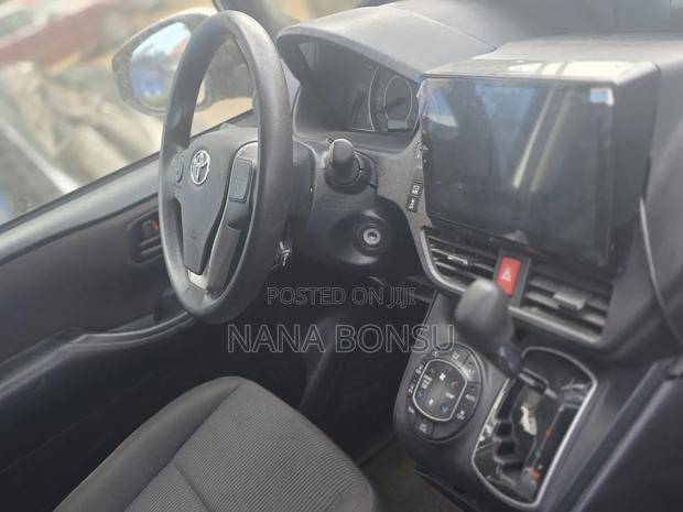 Toyota Voxy 2018 Silver