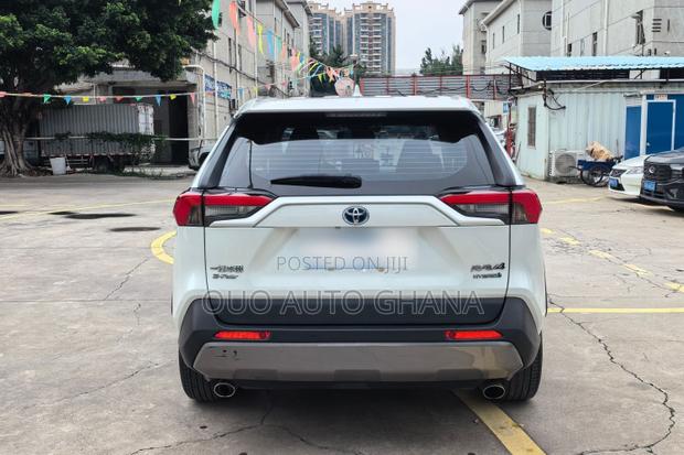 Toyota RAV4 2021 White