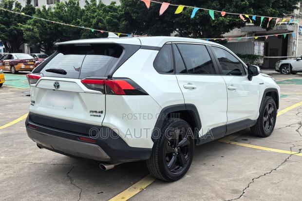 Toyota RAV4 2021 White