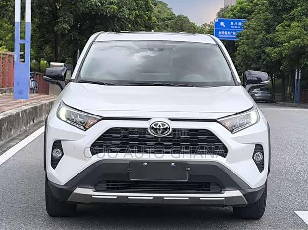 Toyota RAV4 2022 White