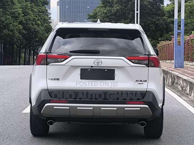 Toyota RAV4 2022 White