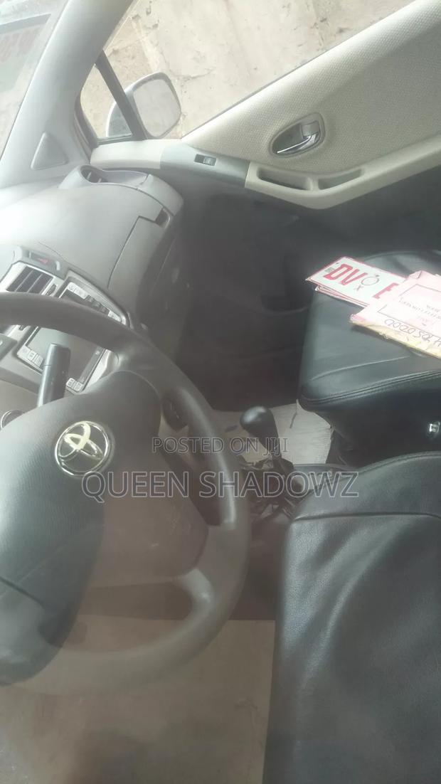 Toyota Vitz 2010 Silver