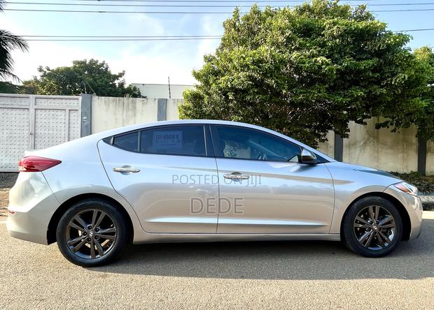 Hyundai Elantra SE Sedan FWD (2.0L 4cyl 6M) 2017 Silver