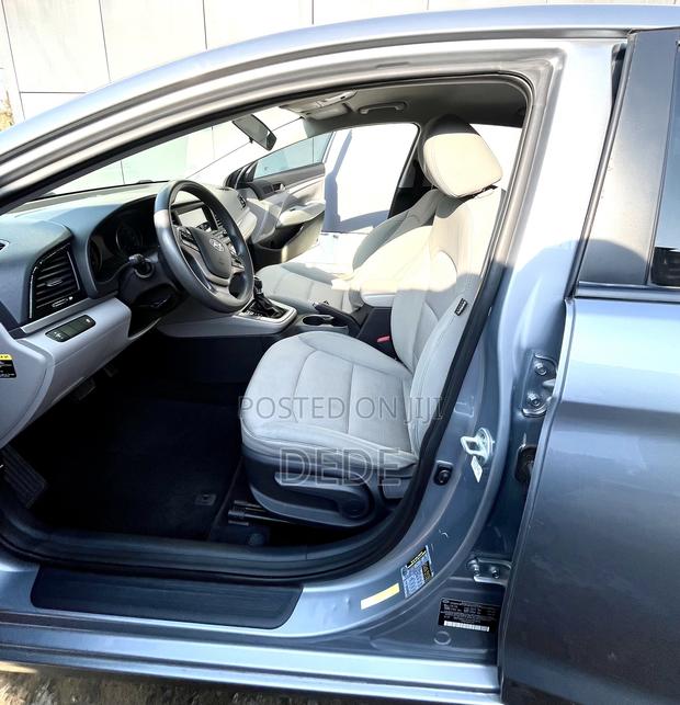 Hyundai Elantra SE Sedan FWD (2.0L 4cyl 6M) 2017 Silver