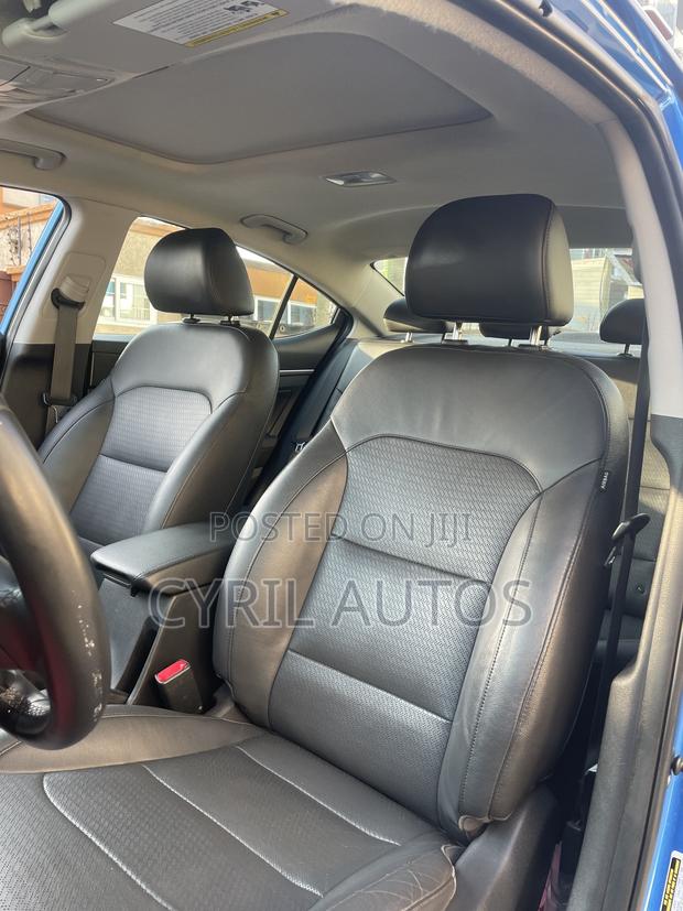 Hyundai Elantra Limited Sedan FWD (2.0L 4cyl 6A) 2017 Blue
