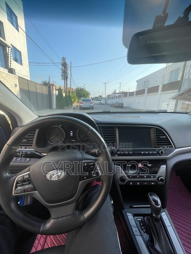Hyundai Elantra Limited Sedan FWD (2.0L 4cyl 6A) 2017 Blue