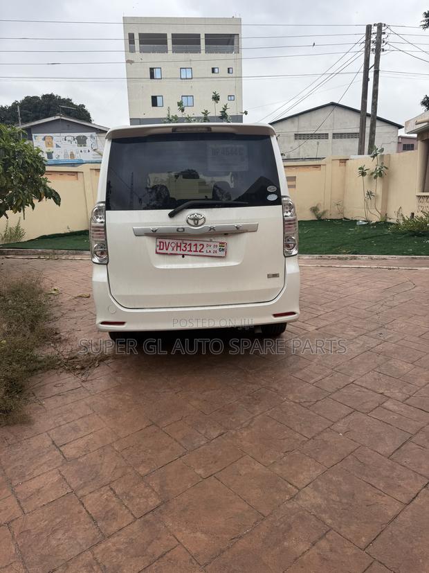 Toyota Voxy X 2WD 8-Seater 2009 White
